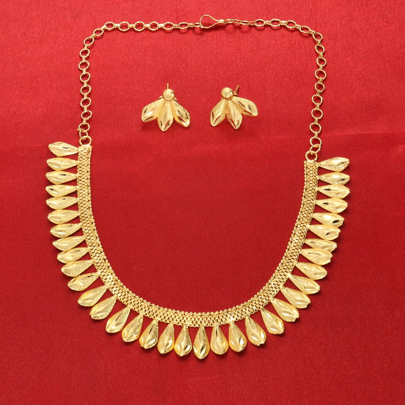 Gold tone flower necklace Gold tone flower necklace