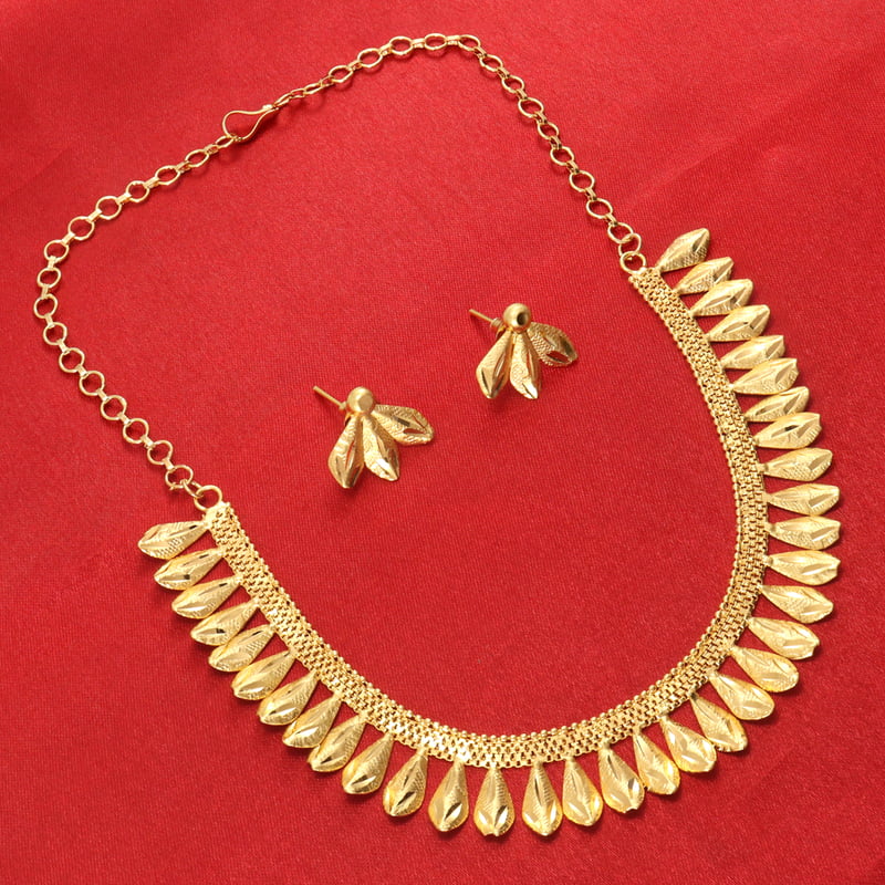 Gold tone flower necklace Gold tone flower necklace